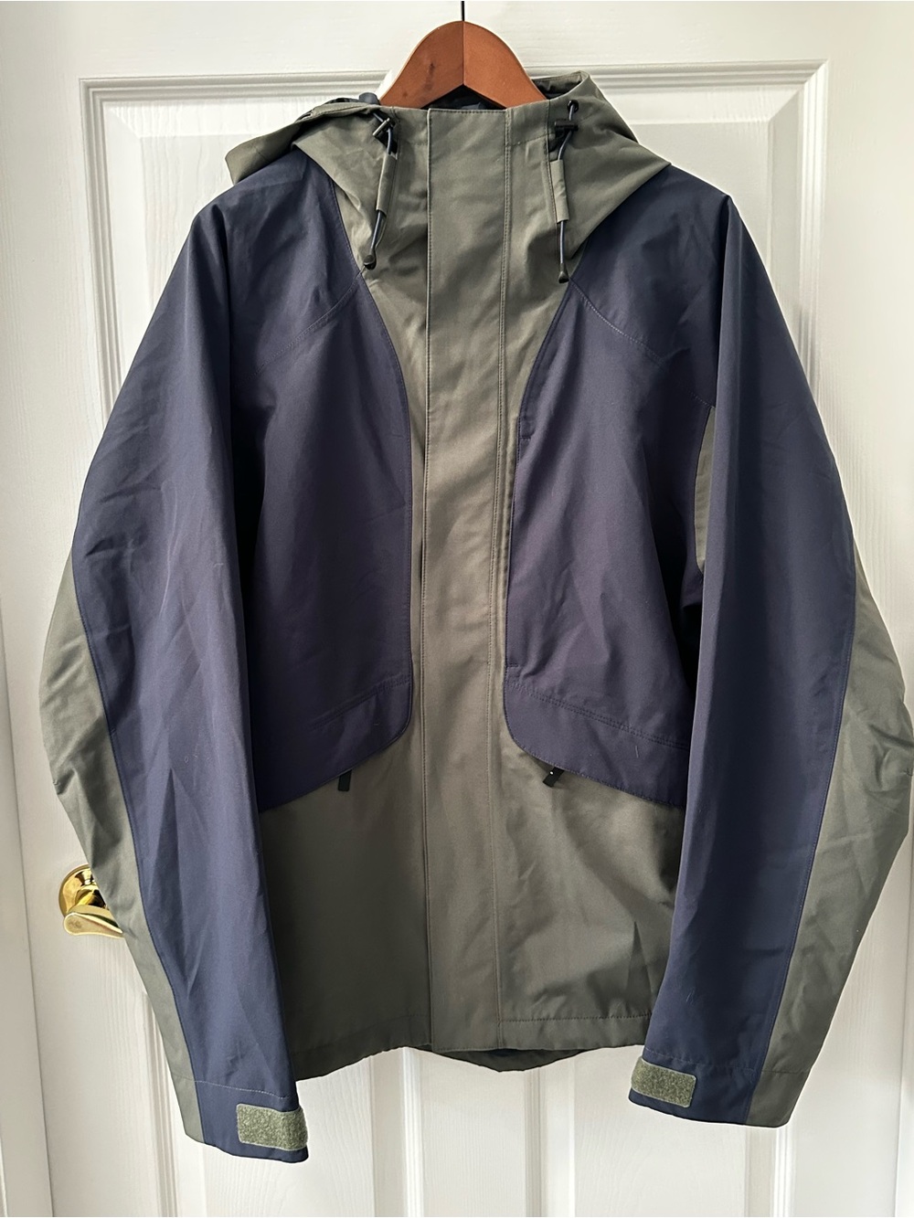 Duluth Trading Co. Gullywasher Rain Jacket NWT L Repels Water Windproof Sealed